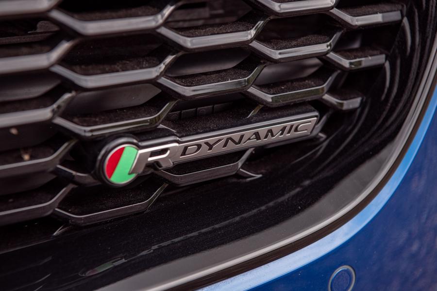Логотип Jaguar XE D180 SE R-Dynamic AWD 2019 года  (UK) (фото 27 из 40)